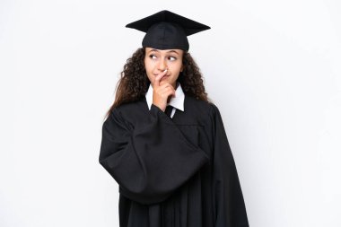 Genç üniversite mezunu Arap bir kadın beyaz arka planda izole edilmiş, kuşkuları var ve kafası karışmış bir yüz ifadesi var.