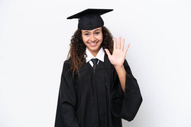 Genç üniversite mezunu Arap bir kadın beyaz arka planda izole edilmiş, parmaklarıyla beşi sayıyor.