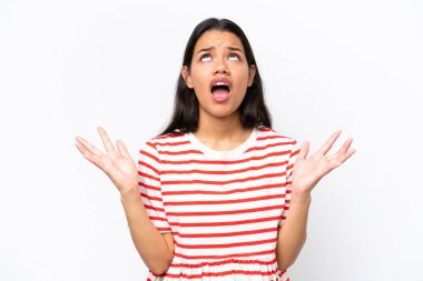 Beyaz arka planda izole edilmiş genç Kolombiyalı kadın bunalımda