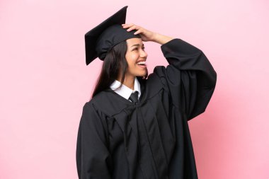 Pembe arka planda tecrit edilmiş genç Kolombiyalı kadın bir şey fark etti ve çözüme niyetlendi.