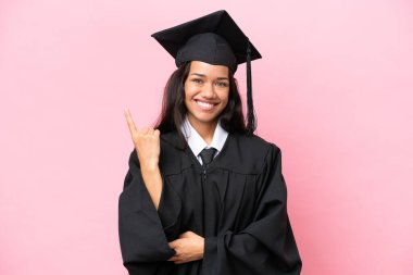 Pembe arka planda izole edilmiş genç Kolombiyalı kadın, işaret parmağıyla işaret etmek harika bir fikir.