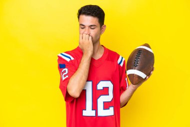 Sarı arka planda ragbi oynayan yakışıklı genç adamın şüpheleri var.