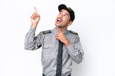 İzole edilmiş beyaz arka planda genç bir güvenlik görevlisi işaret ediyor. İşaret parmağı harika bir fikir.