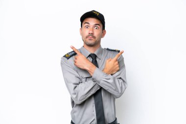 İzole edilmiş beyaz arka planı olan genç güvenlik görevlisi, yandakilerin şüpheleri olduğunu gösteriyor.