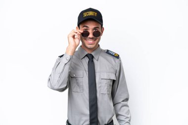 Gözlüklü ve şaşırmış, izole edilmiş beyaz arka planı olan genç güvenlik görevlisi.