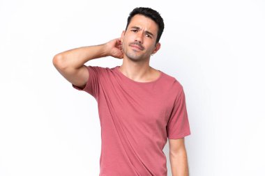 Soyutlanmış beyaz bir geçmişi olan yakışıklı bir genç.