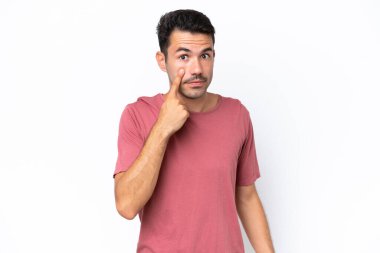 Soyutlanmış beyaz bir geçmişi olan yakışıklı bir genç.