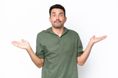 Soyutlanmış beyaz bir geçmişi olan genç ve yakışıklı bir adam ellerini kaldırırken şüphe duyuyor.