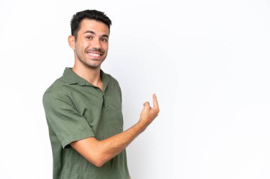 İzole edilmiş beyaz arka planı olan yakışıklı bir genç.