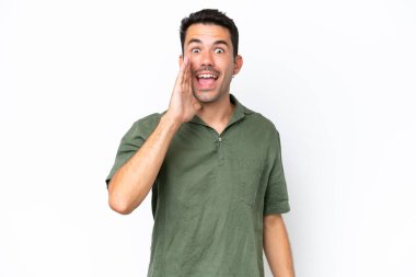 Soyutlanmış beyaz arka planda genç yakışıklı adam ağzı açık bağırıyor.