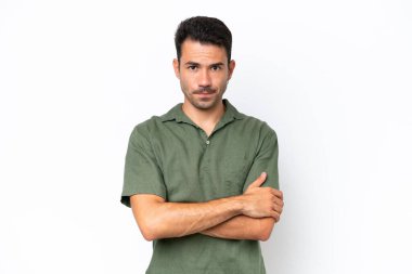 Soyutlanmış beyaz arka planı olan yakışıklı genç adam üzgün hissediyor.