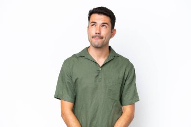 Genç yakışıklı, soyutlanmış beyaz bir arka planı var.