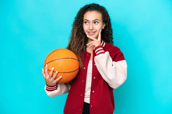Joueuse Arabe Basket Ball Femme Isolée Sur Fond Bleu Penser — Photo