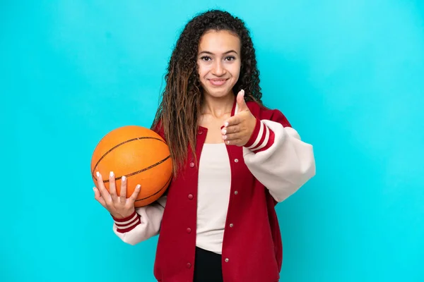 Joueuse Arabe Basket Ball Femme Isolée Sur Fond Bleu Serrant — Photo