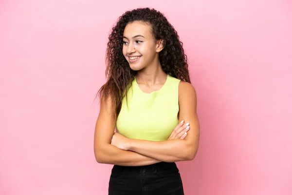 Mulher Hispânica Jovem Isolado Fundo Rosa Olhando Para Lado Sorrindo — Fotografia de Stock