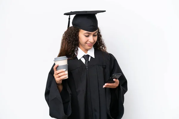 Joven Graduada Universitaria Árabe Aislada Sobre Fondo Blanco Sosteniendo Café —  Fotos de Stock