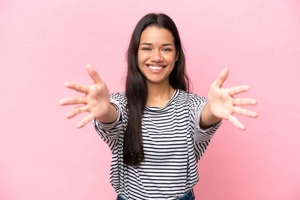 Junge Kolumbianerin Isoliert Auf Rosa Hintergrund Präsentiert Und Einlädt Mit — Stockfoto
