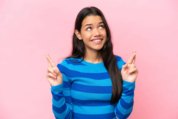 Young Colombian Woman Isolated Pink Background Fingers Crossing Wishing Best — Stock Photo, Image