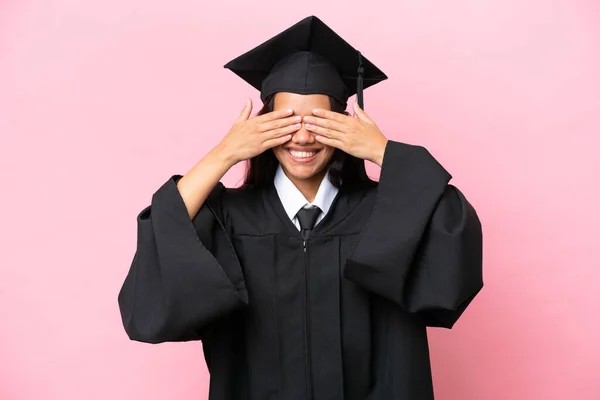 若い大学コロンビア人女性卒業ピンクの背景に手で目をカバー — ストック写真