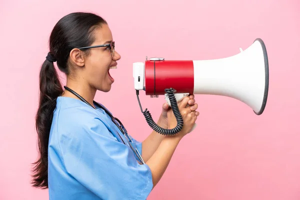 Young Nurse Colombian Woman Isolated Pink Background Shouting Megaphone — ストック写真