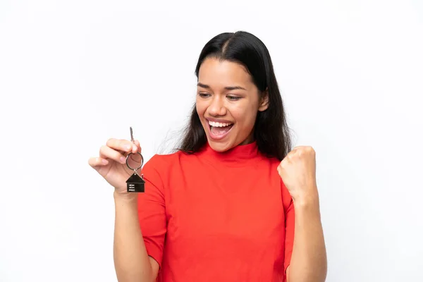 Joven Colombiana Sosteniendo Llaves Aisladas Sobre Fondo Blanco Celebrando Una — Foto de Stock