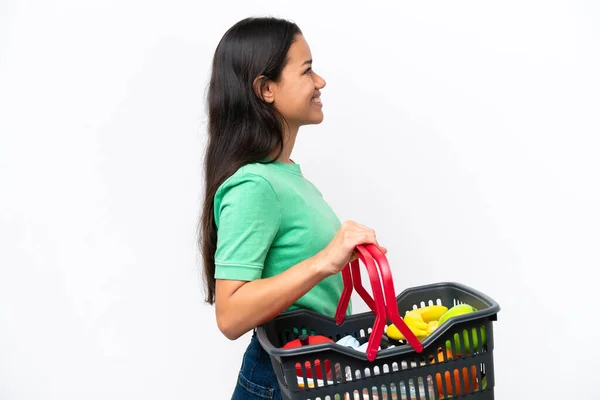 Jovem Colombiana Segurando Uma Cesta Cheia Comida Isolada Fundo Branco — Fotografia de Stock