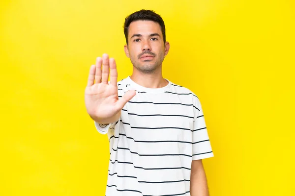 Ung Stilig Man Över Isolerad Gul Bakgrund Gör Stopp Gest — Stockfoto