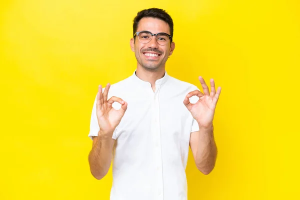 Jonge Knappe Man Geïsoleerde Gele Achtergrond Tonen Teken Met Twee — Stockfoto