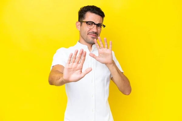 Jonge Knappe Man Geïsoleerde Gele Achtergrond Nerveus Strekken Handen Naar — Stockfoto