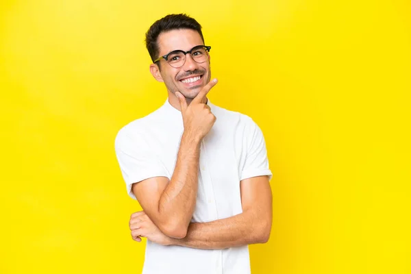 Jonge Knappe Man Geïsoleerde Gele Achtergrond Gelukkig Glimlachend — Stockfoto