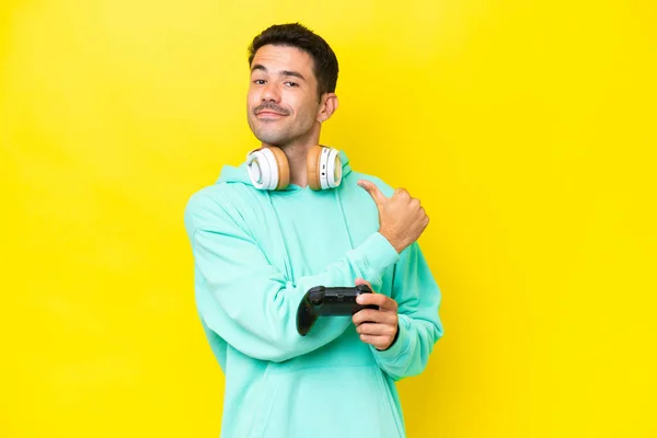 Jonge Knappe Man Spelen Met Een Video Game Controller Geïsoleerde — Stockfoto