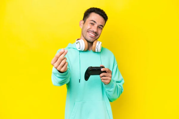 Junger Gutaussehender Mann Spielt Mit Videospiel Controller Über Isolierte Mauer — Stockfoto