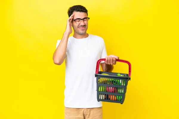 Joven Hombre Guapo Sosteniendo Una Cesta Llena Comida Sobre Fondo —  Fotos de Stock