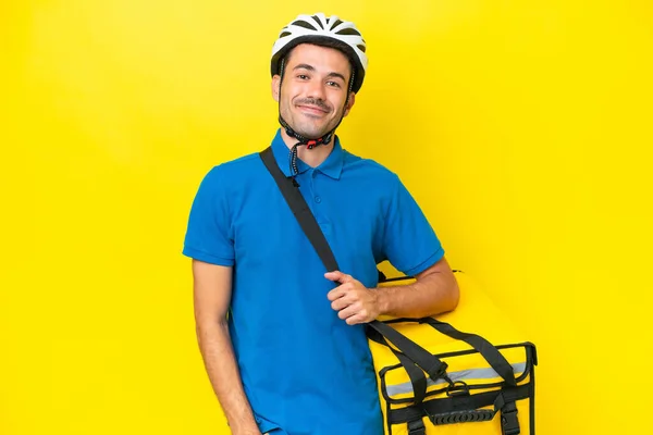 Jovem Homem Bonito Com Mochila Térmica Sobre Fundo Amarelo Isolado — Fotografia de Stock