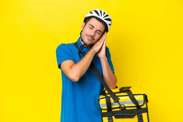 Homem Bonito Jovem Com Mochila Térmica Sobre Fundo Amarelo Isolado — Fotografia de Stock