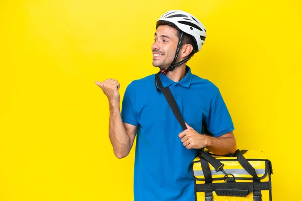 Homem Bonito Jovem Com Mochila Térmica Sobre Fundo Amarelo Isolado — Fotografia de Stock