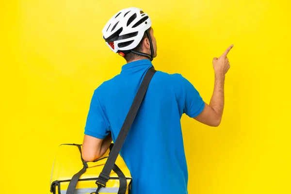 Homem Bonito Jovem Com Mochila Térmica Sobre Fundo Amarelo Isolado — Fotografia de Stock