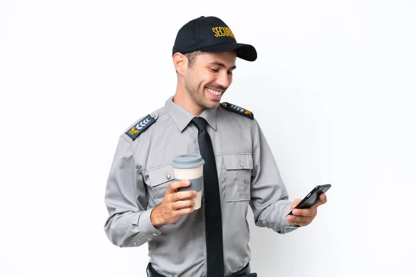 Mladý Ochranný Muž Nad Izolovaným Bílým Pozadím Drží Kávu Odnést — Stock fotografie