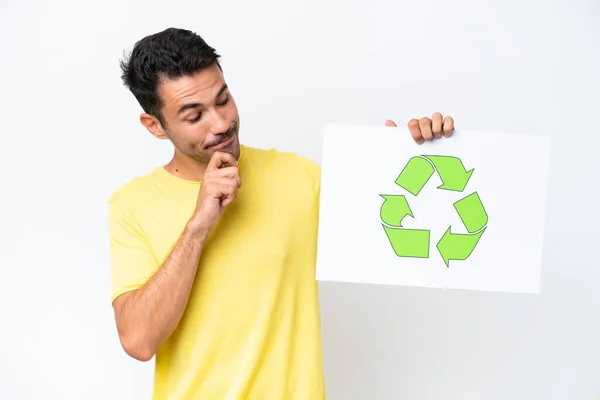 Jovem Homem Bonito Sobre Fundo Branco Isolado Segurando Cartaz Com — Fotografia de Stock