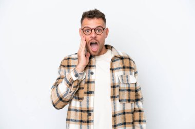 Beyaz arka planda mahsur kalmış beyaz tenli yakışıklı, şaşırmış ve şok olmuş bir yüz ifadesi var.