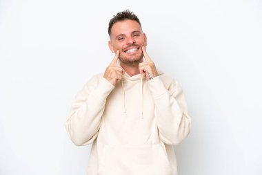 Beyaz arka planda izole edilmiş, mutlu ve hoş bir ifadeyle gülümseyen beyaz tenli yakışıklı bir adam.