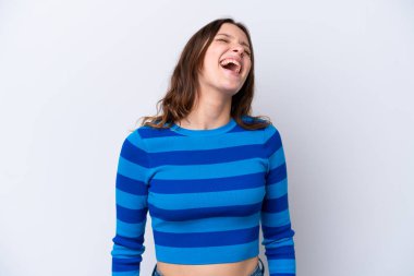 Beyaz arka planda izole edilmiş genç beyaz kadın gülüyor.