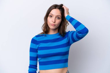 Beyaz arka planda soyutlanmış genç beyaz bir kadın hayal kırıklığı ifadesi ve anlamama.