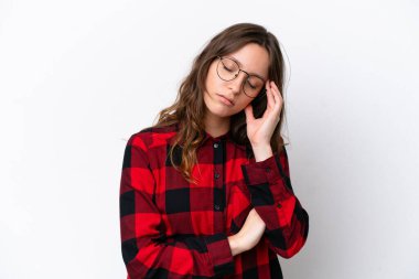 Beyaz arka planda başağrısı olan beyaz tenli genç bir kadın.