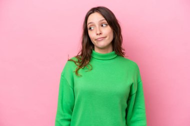 Pembe arka planda soyutlanmış beyaz bir kadın şüpheli hareketler yapıyor.