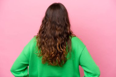 Pembe arka planda izole edilmiş beyaz bir kadın.