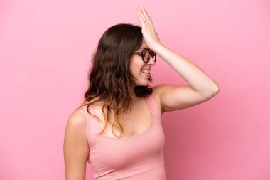 Pembe arka planda izole genç beyaz kadın bir şey fark etti ve çözüme niyetlendi.