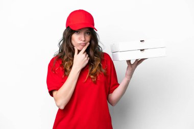Pizza dağıtan kadın iş üniformalı beyaz arka planda izole edilmiş pizza kutuları alıyor.