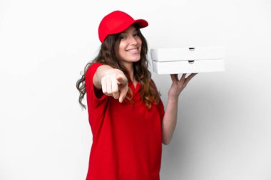Pizza dağıtan kadın iş üniformalı beyaz arka planda izole edilmiş pizza kutuları alıyor.