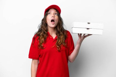 Pizza dağıtan kadın iş üniformalı beyaz arka planda izole edilmiş pizza kutuları alıyor.